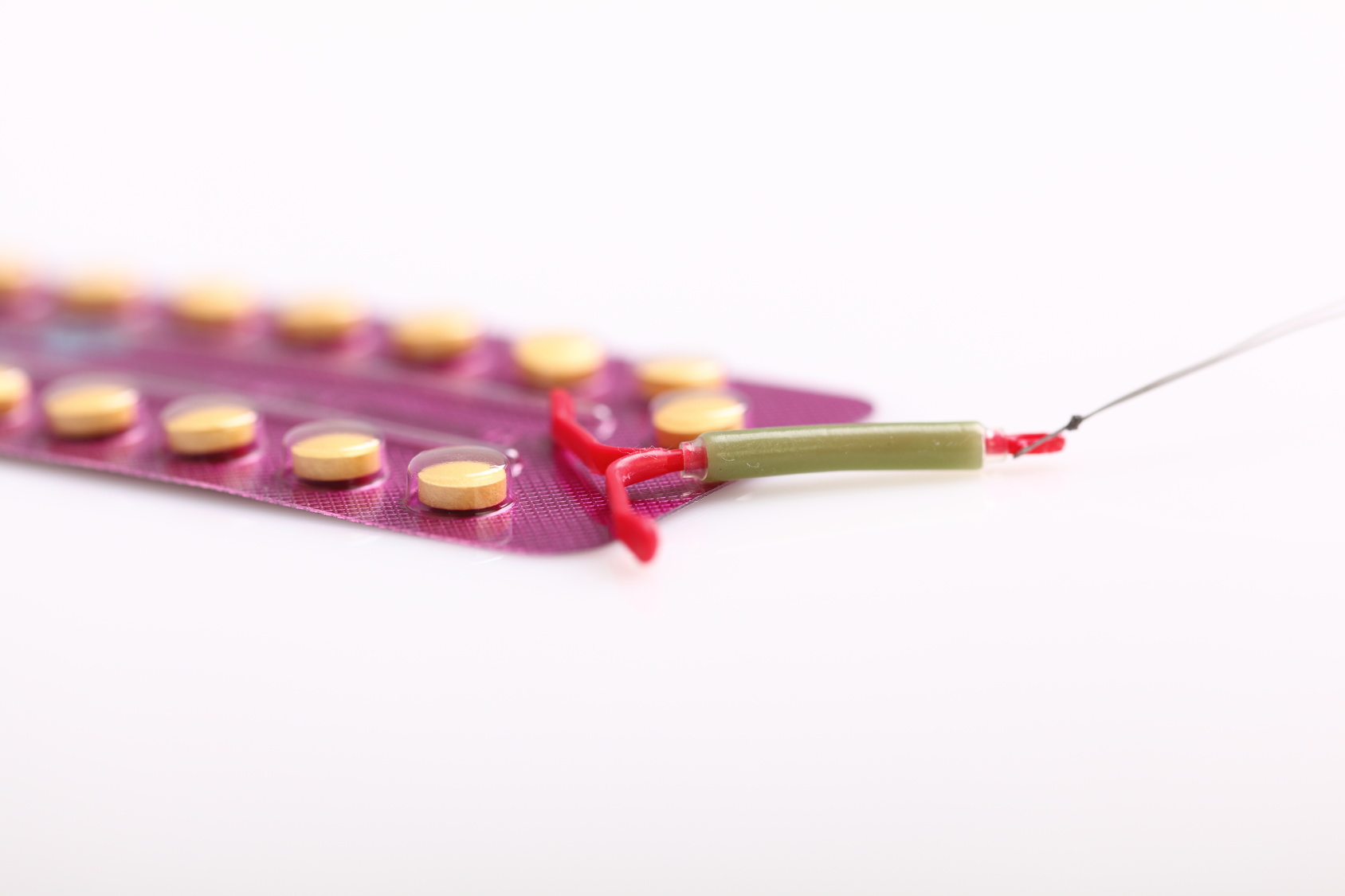 Spirale und eine Blisterpackung mit der Pille