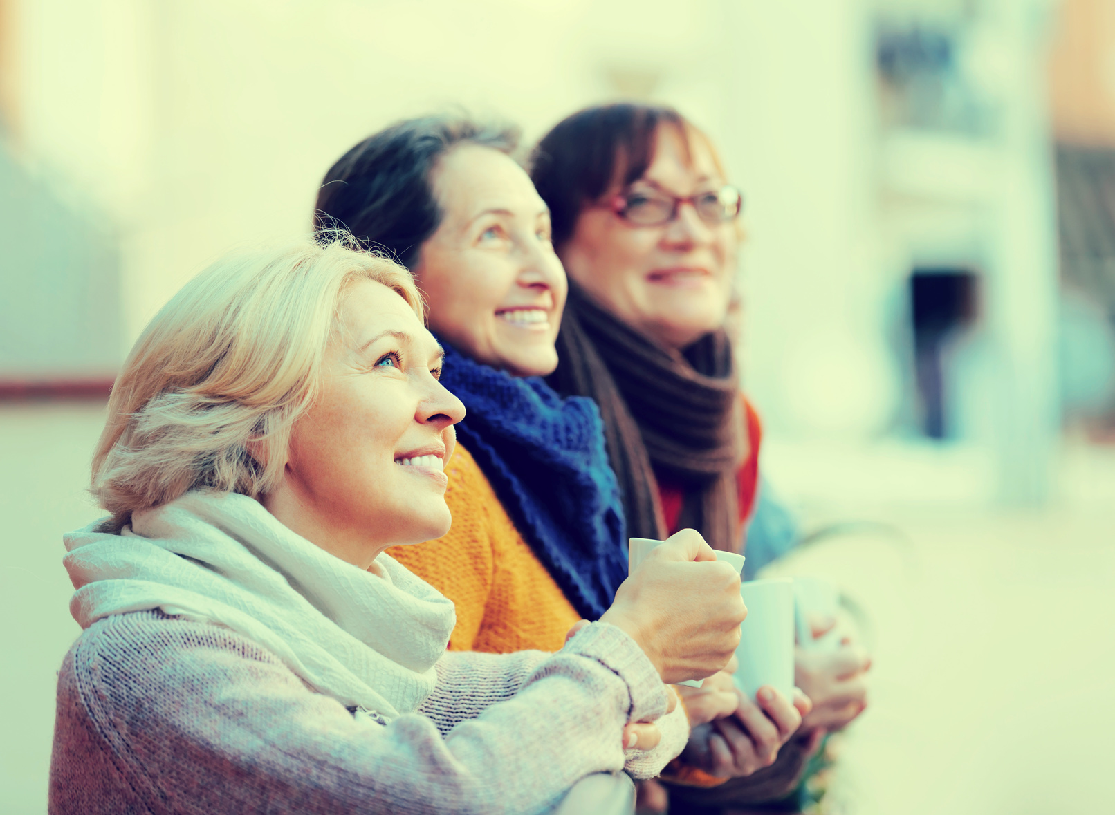 Drei Frauen trinken zusammen einen Kaffee