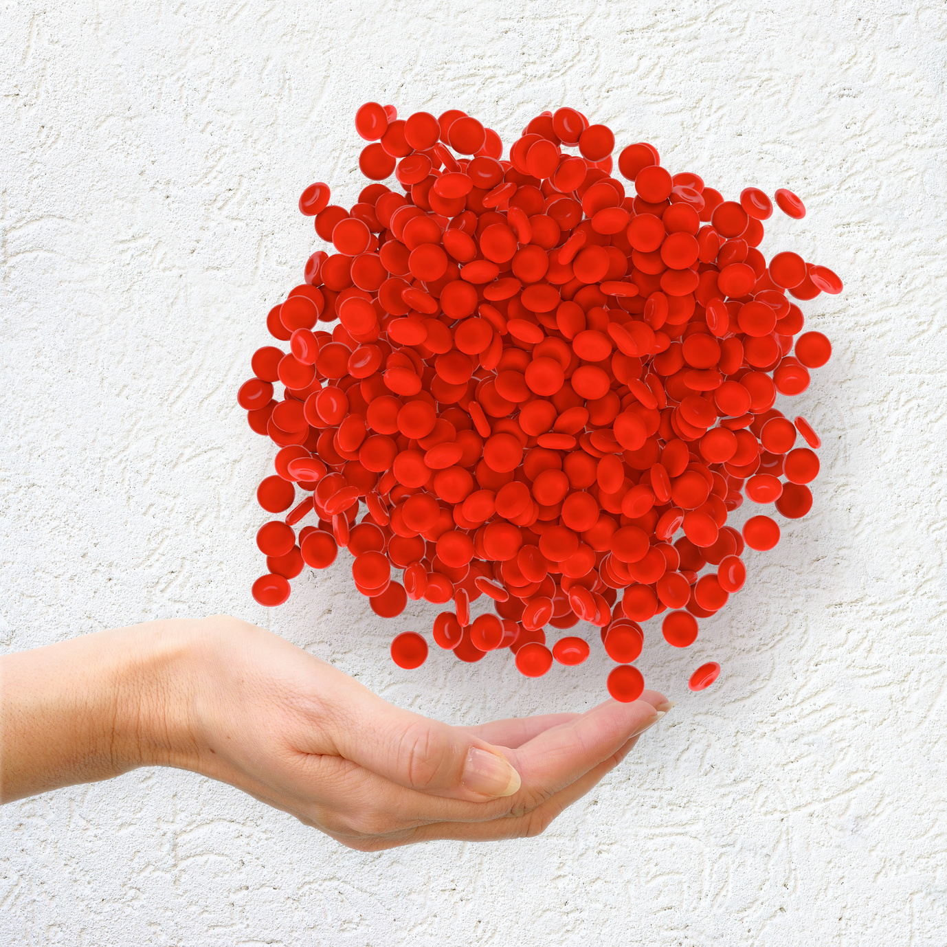 Rote Punkte schweben über einer Hand