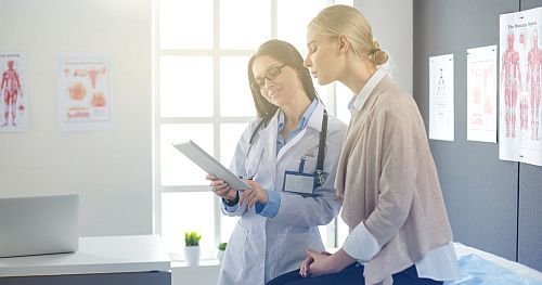 Ärztin bespricht sich mit einer Patientin